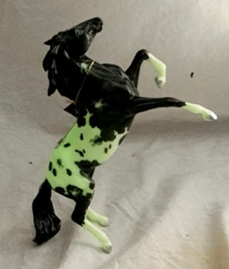 Halloween Breyer 712391 EEK! Classic 1:12 Hangtag Rearing Mustang GLOWS Spiders - Picture 1 of 10