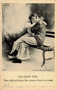Alte Postkarte - 1907 1 Cent Briefmarke / URLAUBSZEIT - Paar küsst auf Bank - Bild 1 von 2