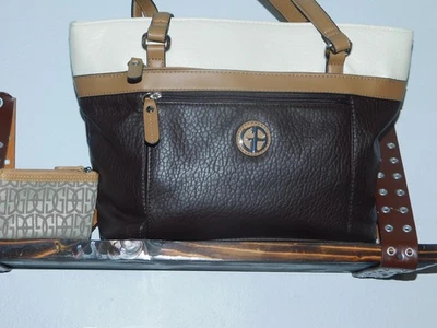 GIANI BERNINI~BOLSA DE OMBRO DE COURO SINTÉTICO BRONZEADO, EXPRESSO E MARFIM COM LOGOTIPO PULSEIRA - Imagem 1 de 4