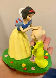 Grolier Favorite Friends "One More Kiss" Figur, Disneys Schneewittchen Dopey - Bild 1 von 10