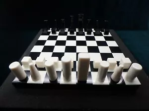 G872: Beautiful Bone and Horn Chess Set with matching board-box - Picture 1 of 12