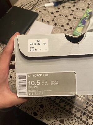 Talla 10.5 - Nike Air Force 1 07 LV8 Chenille Swoosh Foto 1 de 4