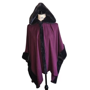 Neu! Chico's Delphine Ruana/Cape mit Kunstfellkapuze in tiefer Rosine, Einheitsgröße - Bild 1 von 6