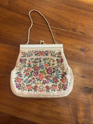 Tapeçaria Floral Vintage Bolsa Petit Bege Fecho Pequeno Fecho Beijo Fechadura Corrente Dourada - Imagem 1 de 4
