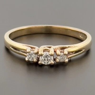 Anillo de tres piedras de diamantes de 0,15 quilates de oro amarillo de 9 quilates talla K con sello Foto 1 de 4