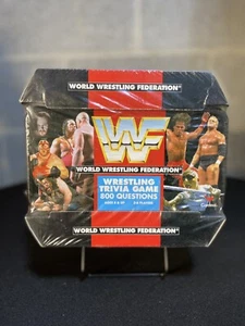 RARO gioco Cardinal WWF WWE Curiosità in latta. Sigillato include carta Rookie The Rock - Foto 1 di 7