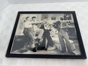 The 3 Stooges & Mildred Harris unsigniert 10" x 8" Foto gerahmt Film Maniacs B3 - Bild 1 von 3