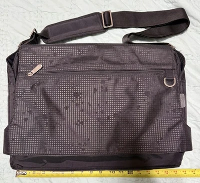 TARGUS Black Laptop Messenger Bag - Magnetic Clasp Zippered Pockets Padded Strap - Image 1 of 4