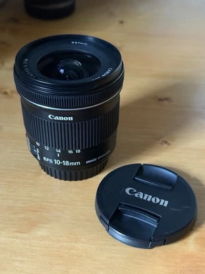 Lente zoom Canon EF-S 10-18 mm f/4,5-5,6 IS STM - negra - como nueva - ¡Ambas tapas! Foto 1 de 4