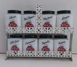 Vintage Tipp City Milchglas Gewürzgläser mit Metallgestell USA rote Blumen - EUC - Bild 1 von 6