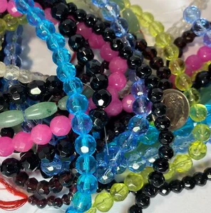 10 hebras de piedras preciosas y cuentas de vidrio mezcla de formas, tamaños y piedras preciosas *D - Imagen 1 de 4