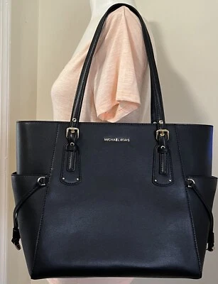 Bolso de Mano Michael Kors Voyager Cuero Negro Dorado Mediano EW Foto 1 de 4