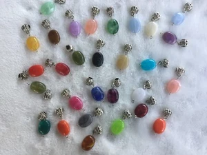 20 Stck. Zufällig Gemischt Charms Anhänger Imitation Edelsteine Kaution Perlen 5mm Loch - Bild 1 von 6