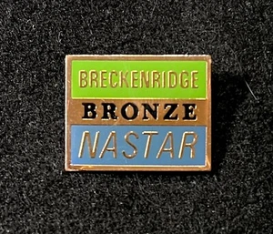 Pin de esquí BRECKENRIDGE BRONCE NASTAR insignia COLORADO recuerdo viaje - Imagen 1 de 3