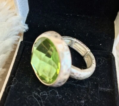 Anillo elástico de plata piedra verde Banana Republic Foto 1 de 4