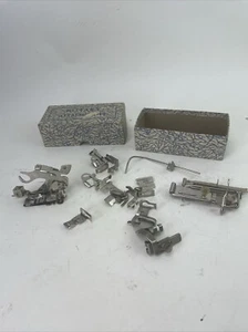 Juego de 14 accesorios de máquina de coser giratoria hechos en EE. UU. gris con instrucciones completas - Imagen 1 de 6