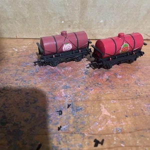 2x Bachmann Train HO OO 77033 Thomas Raspberry Syrup Tanker BOTH VERSIONS Hornby - Picture 1 of 7