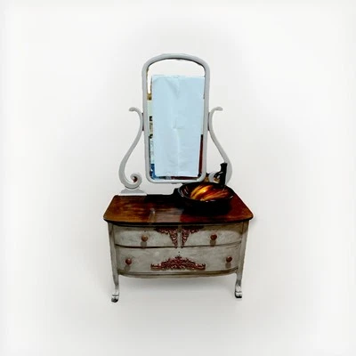 Tocador de baño Princess Dresser Makeover con fregadero y grifo rojo y marrón Foto 1 de 4