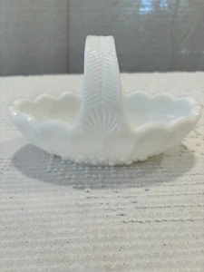 Vintage Milchglas 7,5" Korb mit langem Griff Westmoreland? - Bild 1 von 10