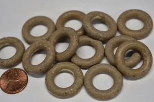 VINTAGE 12 dunkle BEIGE MAUVE KUNSTSTOFF DONUT VERBINDER PERLEN • 25,3 mm • GROß - Bild 1 von 1