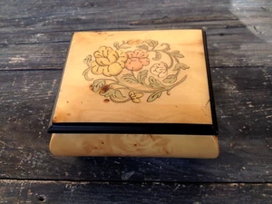 MUSICAL JEWELRY BOX, “MAGIC FLUTE”, ITALY BIRD’S-EYE INLAID WOOD VINTAGE - Picture 1 of 12