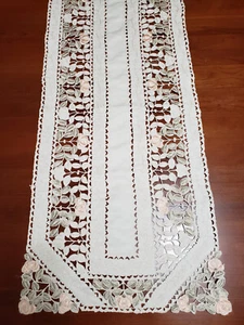 Tischläufer 72" x 16" Cutwork Stickerei Pastell Blumen Herzen - Bild 1 von 5