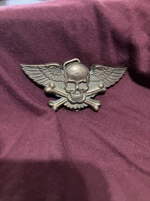 Hebilla de cinturón calavera y huesos cruzados, latón macizo, vintage 1979. Hebillas Baron. Foto 1 de 3