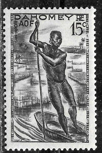 HICK GIRL- MINT FRENCH DAHOMEY STAMP   SC#117  1941  MAN POLING CANOE   L645 - Picture 1 of 2