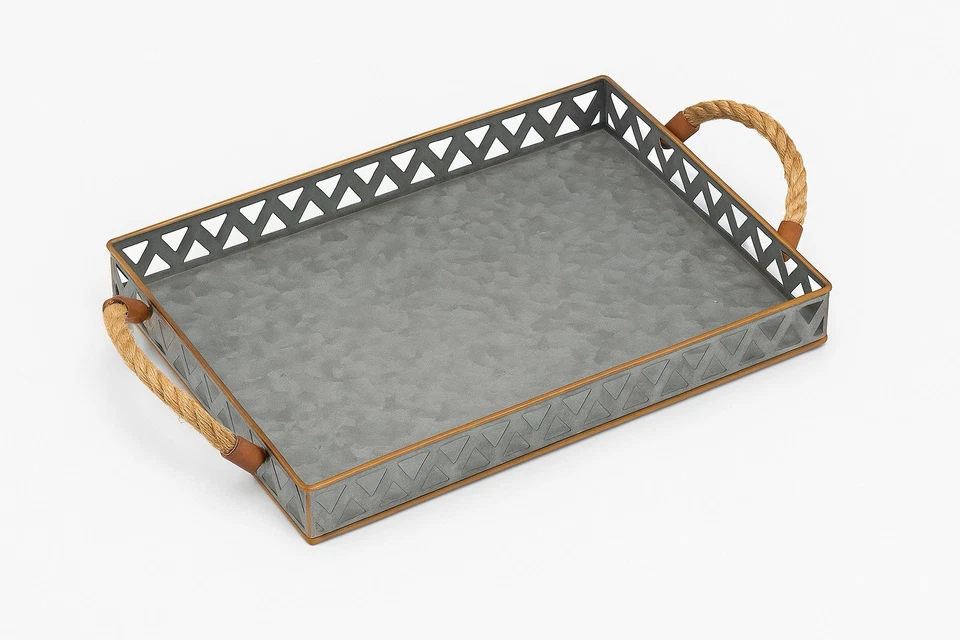 Bandeja metálica galvanizada con asas de cuerda y bordes decorativos Foto 1 de 1