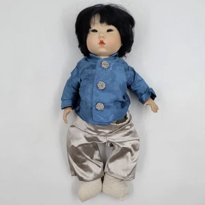 Bambola vintage stile orientale firmata Pat Hall testa e mani in porcellana 15" - Foto 1 di 5