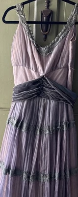 Vestido de gasa lavanda de los años 50 de Smart Miss con cremallera y pliegues de garra Foto 1 de 4