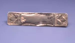 KLEINES ANTIKES VIKTORIANISCHES 10K GELBGOLD BAR PIN GRAVIERTES DESIGN PERFEKT FÜR PUPPE - Bild 1 von 3