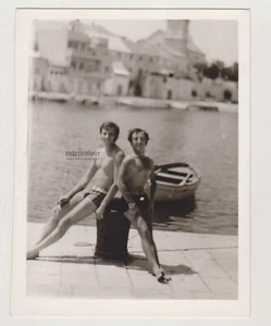 Zwei liebevolle gutaussehende junge Männer umarmen sich hemdlos Paar Homosexuell Int Foto - Bild 1 von 8