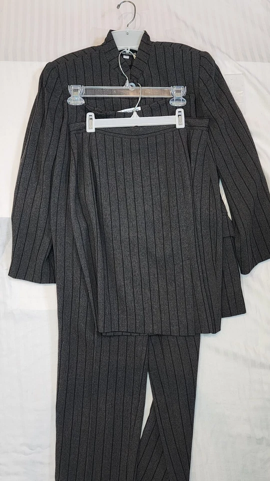 Traje de mujer Expressions de 3 piezas chaqueta, falda y pantalón gris oscuro a rayas Foto 1 de 4
