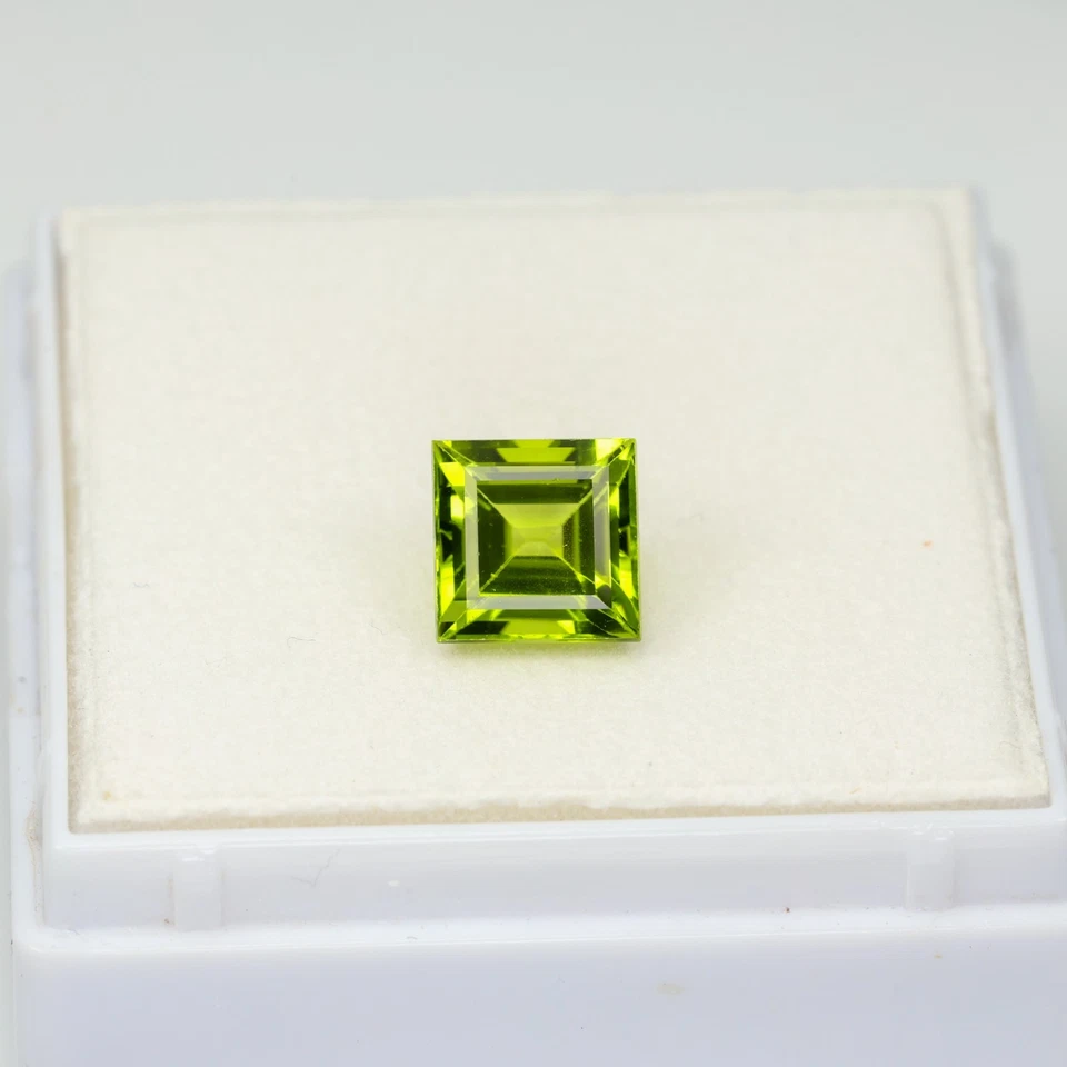Faceted peridot gemstone, 2.24 cts - Image 1 of 3