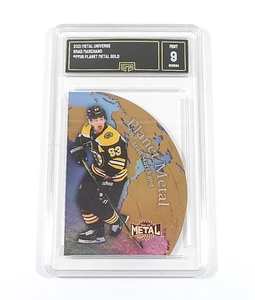 2021-22 Metal Universe Planet Metal Gold Brad Marchand #PM-18 GMA 9 - Imagen 1 de 2