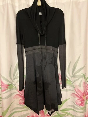 Vestido de bainha assimétrica Deca De Vous preto cinza estampa tamanho 1 excelente estado - Imagem 1 de 4