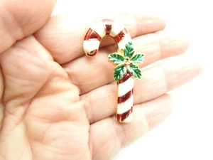 Broche de Bastón de Caramelo Navidad Acebo Esmalte Rojo Verde Blanco Firmado AAi De Colección - Imagen 1 de 5