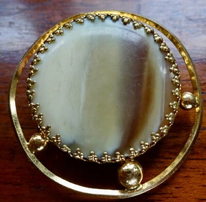vintage 1960s BIG 1.8" swirled cream lucite gold tone scarf ring clip brooch Z58 - Picture 1 of 2