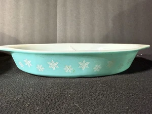VINTAGE Turquoise PYREX Snow-Flake Divided Dish Cass. 1 1/2 QT #24-GREAT SHAPE! - Picture 1 of 6