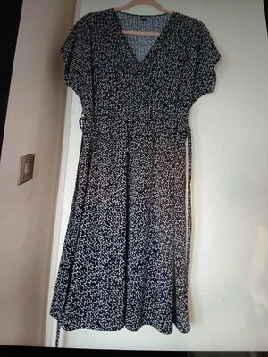 Uniqlo Women's light  summer black and white  dress, size M - Image 1 of 4