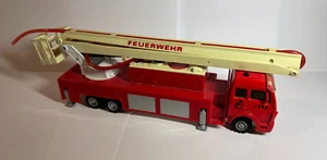 Maisto Feuerwehr mit Drehleiter und Spritze Rot und weiß - Bild 1 von 2