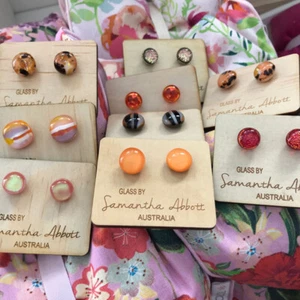 Glass Stud Earrings in Orange Tones by Australian Artist Samantha Abbott - Imagen 1 de 11