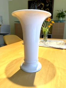 KPM Berlin Vase Porzellan Trompetenform weiss  1. Wahl Höhe 24 cm Herst.ca. 1995 - Bild 1 von 3