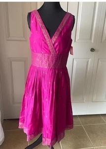 Isaac Mizrahi | Fuchsia Sleeveless Boho Dress. Vneck. Pleated Skirt. NWT. Size 8 - Imagen 1 de 8