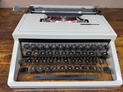 Máquina de escribir ultraportátil Olivetti Lettera 31 1969 reparada de colección Foto 1 de 4