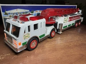 Hess Feuerwehrauto Sammler Spielzeug LKW Licht & Sound Einsatzfahrzeug - Bild 1 von 10