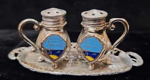 VINTAGE METAL HAWAII SOUVENIR SALT AND PEPPER SHAKERS WITH TRAY - Picture 1 of 8