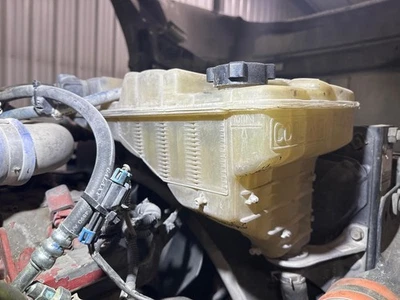 Botella de desbordamiento de radiador Kenworth T800 2008-2026 - usada Foto 1 de 4