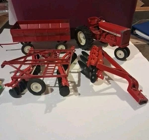 VINTAGE Ertl FARM COUNTRY International 415 tractor + plough + disc + trailer - Picture 1 of 11